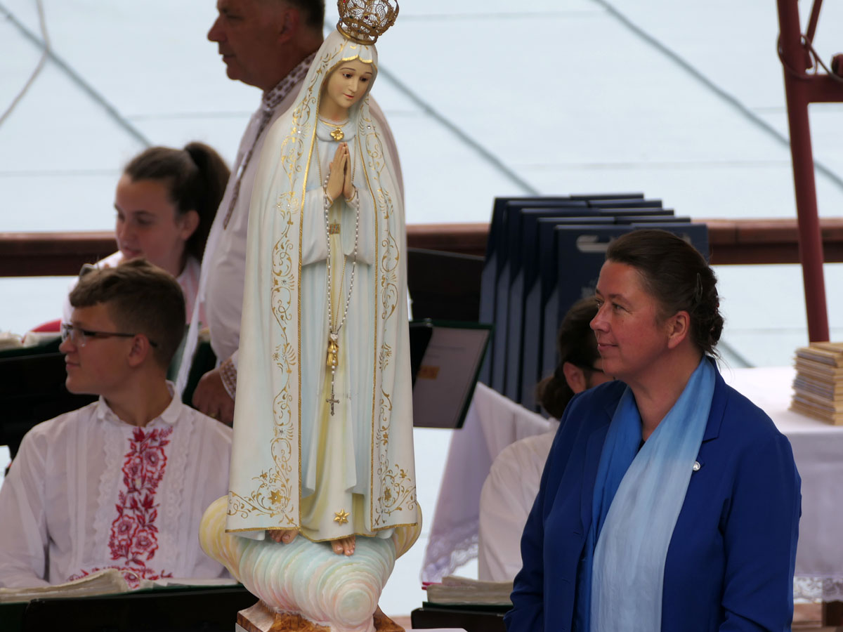 Hana Francakova, die Leiterim des WFatima-Weltapostolats in Tschechien  und die Pilgermadonna